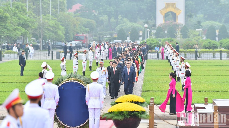 Party and State leaders joined National Assembly (NA) deputies attending the seventh session of the NA's 15th tenure to pay tribute to President Ho Chi Minh Party and State leaders joined National Assembly (NA) deputies attending the seventh session of the NA's 15th tenure to pay tribute to President Ho Chi Minh