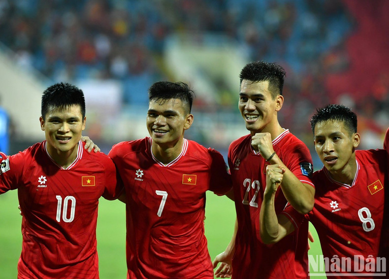 Nguyen Tien Linh celebrates his goal with his teammates. Nguyen Tien Linh celebrates his goal with his teammates.