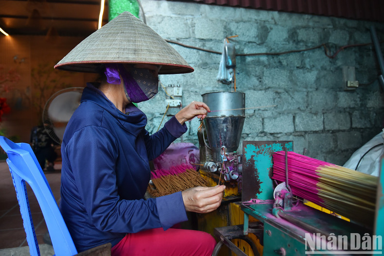 The making of incense sticks includes many stages. In the past, the making process was done manually, but today, thanks to the use of machines, it is much faster, contributing to improving productivity and product quality.