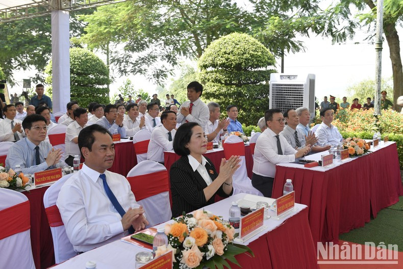 The event was attended by National Assembly Vice Chairwoman Nguyen Thi Thanh; Party Central Committee (PCC) member, Editor-in-Chief of Nhan Dan Newspaper, Deputy Head of PCC Commission for Communication and Education, and VJA Chairman Le Quoc Minh; Deputy Head of PCC Commission for Communication and Education Phan Xuan Thuy; and Secretary of Thai Nguyen Provincial Party Committee Trinh Viet Hung.