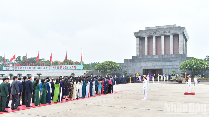 NA deputies pay tribute to President Ho Chi Minh. NA deputies pay tribute to President Ho Chi Minh.
