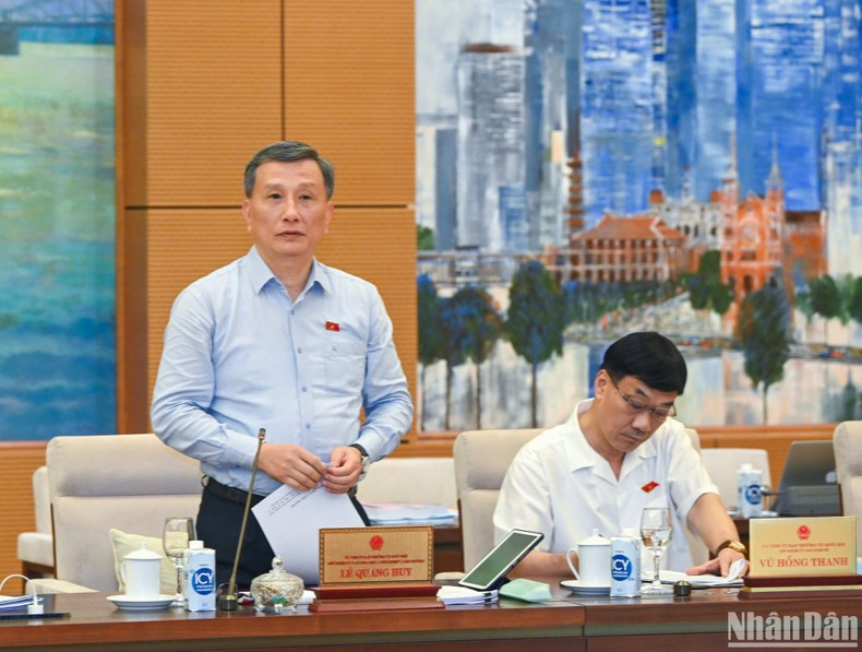 Head of NA's Committee on Science, Technology and Environment Le Quang Huy presents a report at the event Head of NA's Committee on Science, Technology and Environment Le Quang Huy presents a report at the event
