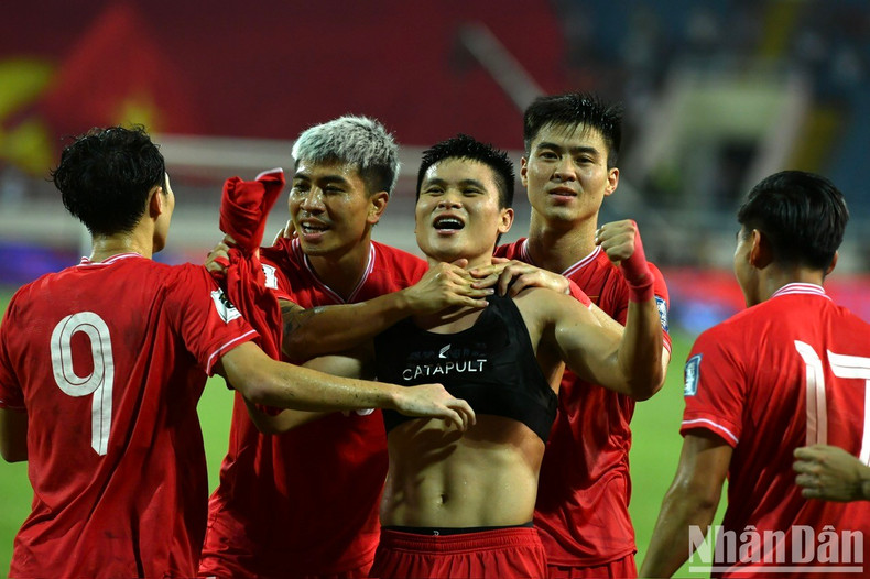 Despite the ticking of the clock, Kim Sang-sik's men did not give up. In the 96th minute, substitute Nguyen Tuan Anh's shot from outside the box made goalkeeper Neil Etheridge spill the ball. The rebound was found by Tuan Hai, whose powerful shot secured a vital victory for Vietnam. Despite the ticking of the clock, Kim Sang-sik's men did not give up. In the 96th minute, substitute Nguyen Tuan Anh's shot from outside the box made goalkeeper Neil Etheridge spill the ball. The rebound was found by Tuan Hai, whose powerful shot secured a vital victory for Vietnam.