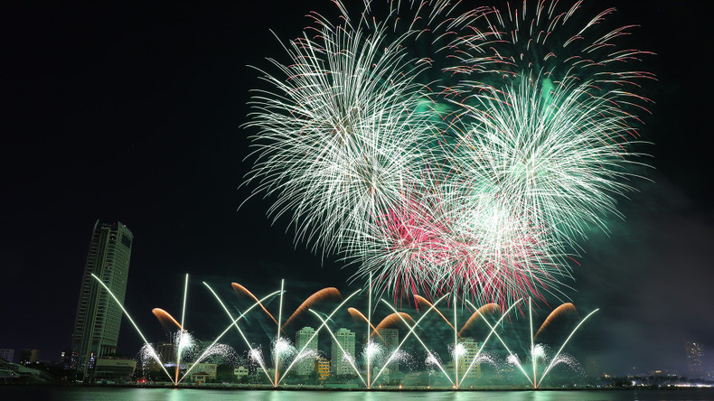 The fireworks performance featured a distinctive European culture, and the numerous fireworks made the night truly unique. The fireworks performance featured a distinctive European culture, and the numerous fireworks made the night truly unique.