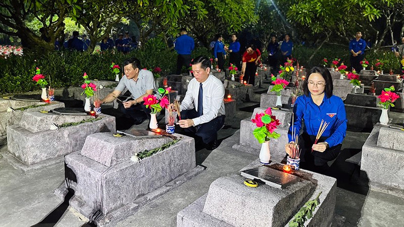A candle-lighting ceremony was organised at Ba Doc Martyrs Cemetery in Quang Binh Province A candle-lighting ceremony was organised at Ba Doc Martyrs Cemetery in Quang Binh Province