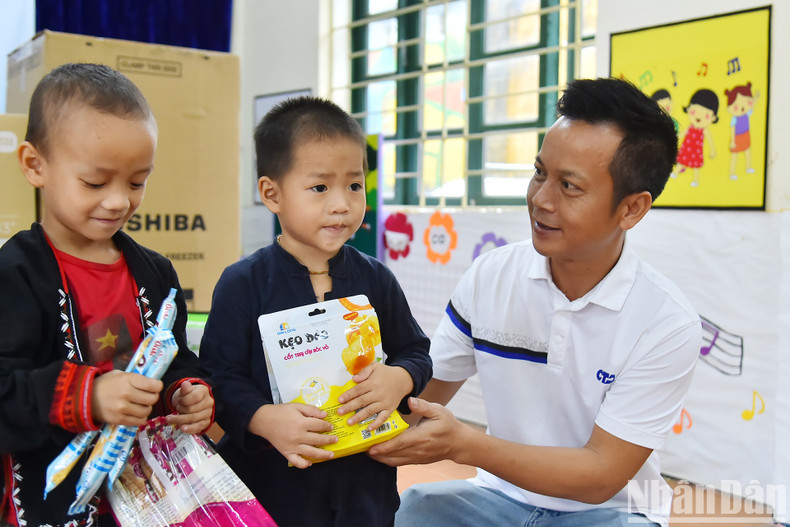 Representatives of CTA Vietnam Construction Investment Joint Stock Company present gifts to children at Hop Thanh Kindergarten.