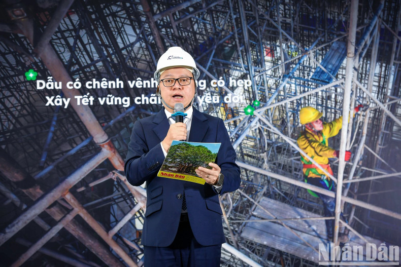 According to Le Quoc Minh, member of the Party Central Committee (PCC), Editor-in-Chief of Nhan Dan Newspaper, Deputy Head of the PCC Commission for Communication and Education, and Chairman of the Vietnam Journalists Association, the programme will give away nearly 17,000 gifts to workers at construction sites in localities across the country.