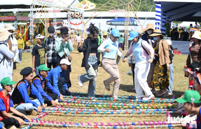 Visitors join a bamboo pole dance at the tourism festival held on La Vuong Plateau from August 31 to September 1 to celebrate the National Day holiday. (Photo: tuoitre.vn) Visitors join a bamboo pole dance at the tourism festival held on La Vuong Plateau from August 31 to September 1 to celebrate the National Day holiday. (Photo: tuoitre.vn)