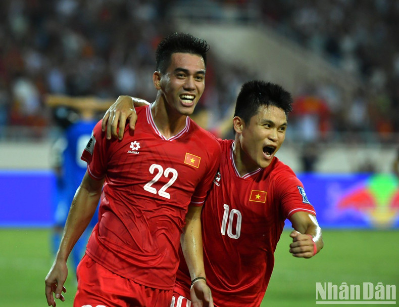 In the 76th minute, substitute Phan Tuan Tai’s cross met Nguyen Tien Linh inside the box, who headed home his second goal of the match, putting Vietnam ahead 2-1. In the 76th minute, substitute Phan Tuan Tai’s cross met Nguyen Tien Linh inside the box, who headed home his second goal of the match, putting Vietnam ahead 2-1.