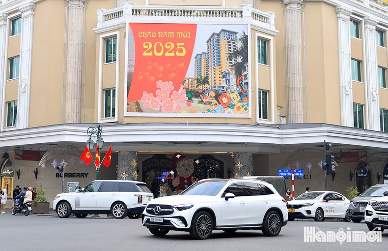 An LED screen at Trang Tien Plaza continuously showcases messages welcoming the new year. An LED screen at Trang Tien Plaza continuously showcases messages welcoming the new year.