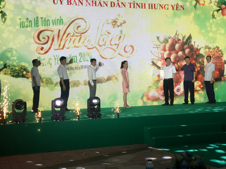Delegates at the launch of Hung Yen Longan Week 2024 at the Vinhomes Oceanpark 2 Urban Area in Van Giang District, Hung Yen Province. Delegates at the launch of Hung Yen Longan Week 2024 at the Vinhomes Oceanpark 2 Urban Area in Van Giang District, Hung Yen Province.