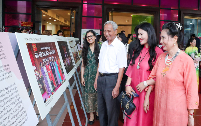 Visitors admiring photos on display at the ‘Heritage around us’ exhibition by photographer Nguyen Thi Minh Hai (Photo: icd.gov.vn) Visitors admiring photos on display at the ‘Heritage around us’ exhibition by photographer Nguyen Thi Minh Hai (Photo: icd.gov.vn)