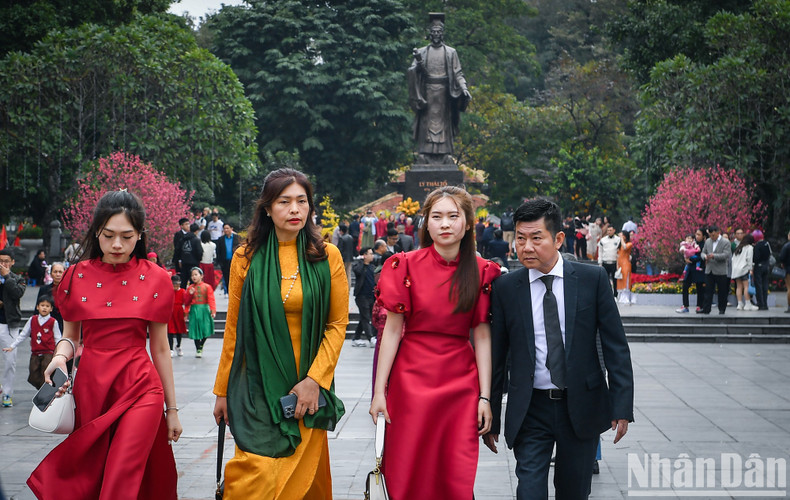 The Ao Dai is the most popular costume selected by people when going to the street during Tet (Lunar New Year).