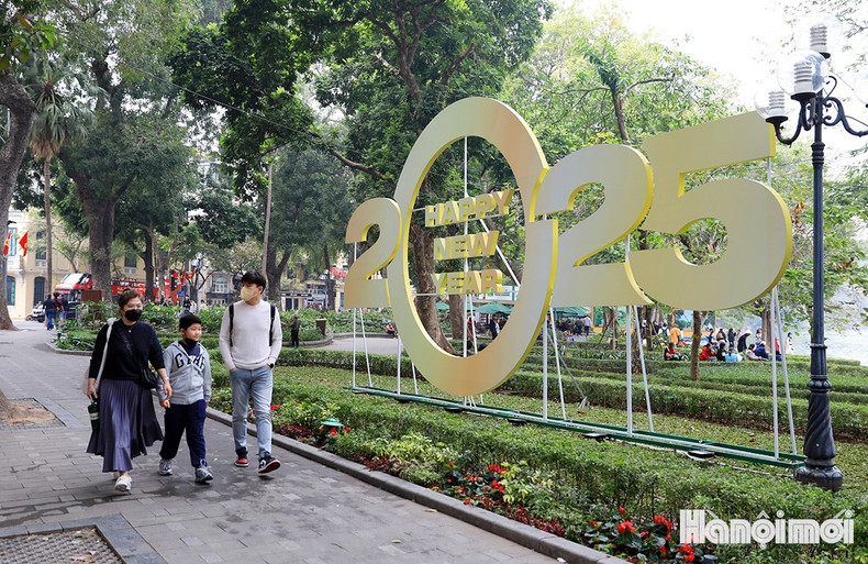Decorative models celebrating the New Year 2025 are prominently displayed near Hoan Kiem Lake. Decorative models celebrating the New Year 2025 are prominently displayed near Hoan Kiem Lake.