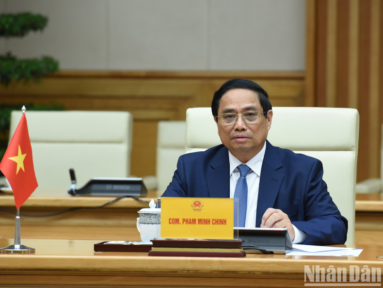 Prime Minister Pham Minh Chinh speaks at the meeting.