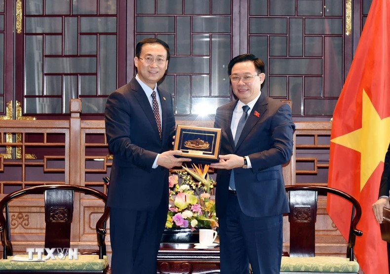 NA Chairman Vuong Dinh Hue presents gifts to leaders of Energy China Group.