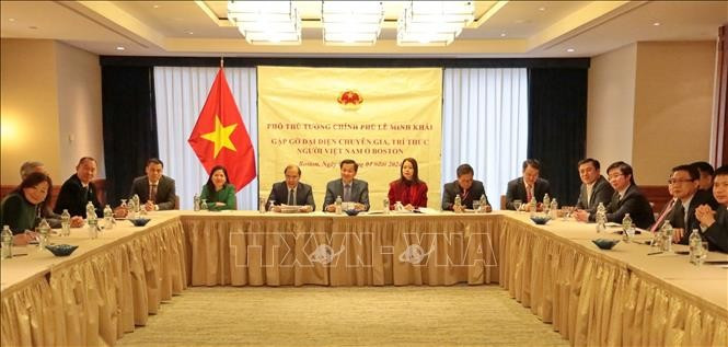 At the meeting between Deputy Prime Minister Le Minh Khai and Vietnamese intellectuals in Boston (Photo: VNA) At the meeting between Deputy Prime Minister Le Minh Khai and Vietnamese intellectuals in Boston (Photo: VNA)