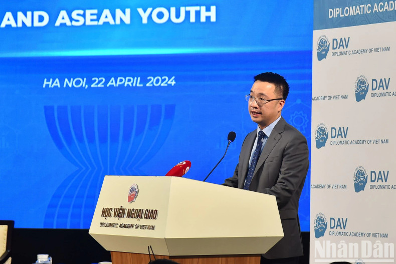 Secretary of the Ho Chi Minh Communist Youth Union (HCYU) Central Committee Nguyen Tuong Lam speaks at the dialogue.