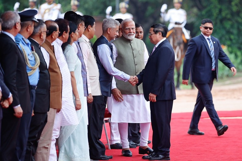 Indian Prime Minister Narendra Modi introduces Indian officials to Prime Minister Pham Minh Chinh Indian Prime Minister Narendra Modi introduces Indian officials to Prime Minister Pham Minh Chinh
