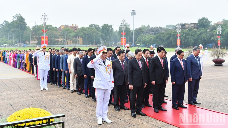 Delegates pay homage to President Ho Chi Minh before the opening ceremony of the seventh session of the NA's 15th tenure. Delegates pay homage to President Ho Chi Minh before the opening ceremony of the seventh session of the NA's 15th tenure.