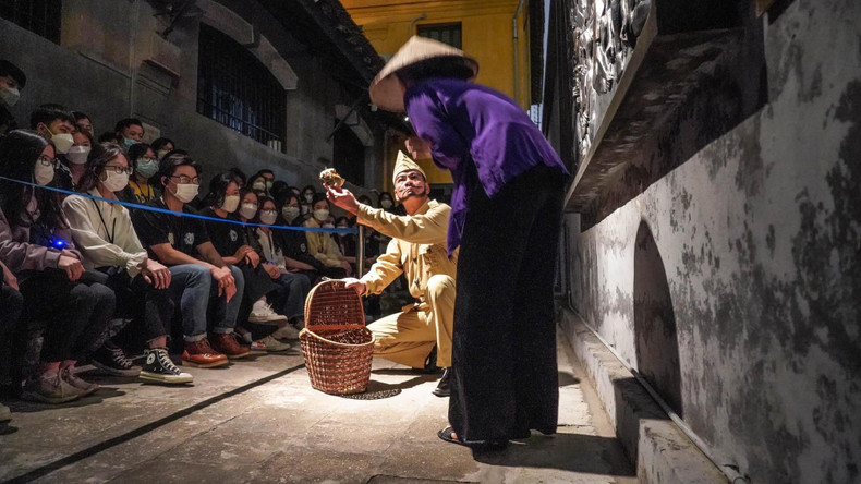 Hoa Lo Prison's night tour features a short stage play recalling the hardships, resolute resilience and patriotism of Hoa Loa prisoners. (Photo: Hoa Lo Prison Relic) Hoa Lo Prison's night tour features a short stage play recalling the hardships, resolute resilience and patriotism of Hoa Loa prisoners. (Photo: Hoa Lo Prison Relic)
