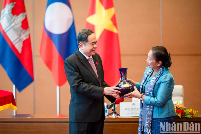 NA Chairman Tran Thanh Man presents a gift to Deputy President of the Cambodian Women's Union for Peace and Development Chau Bun Eng. NA Chairman Tran Thanh Man presents a gift to Deputy President of the Cambodian Women's Union for Peace and Development Chau Bun Eng.