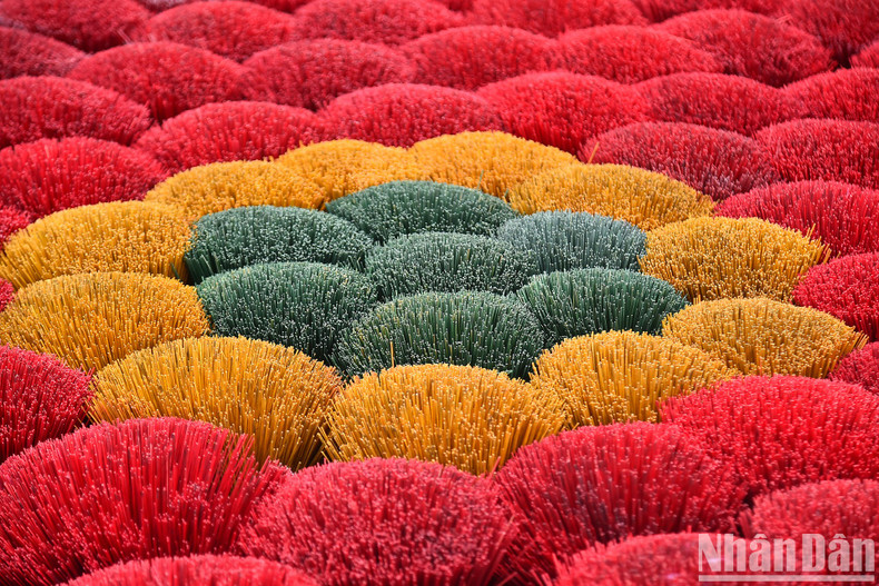 The incense sticks are tied into bouquets in brilliant colours like blooming flowers.