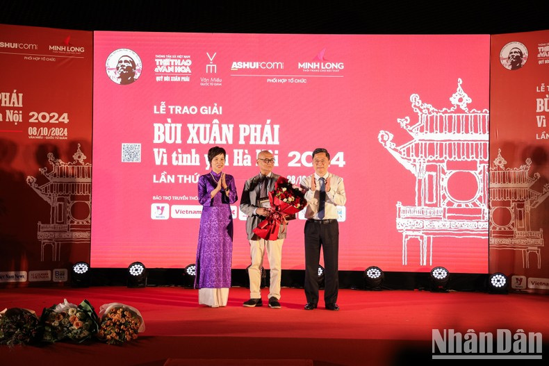 Architect Hoang Dao Kinh receives the Grand Prize of the 'Bui Xuan Phai: For the Love of Hanoi' Awards at the ceremony on October 8. Architect Hoang Dao Kinh receives the Grand Prize of the 'Bui Xuan Phai: For the Love of Hanoi' Awards at the ceremony on October 8.