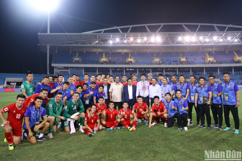 Prime Minister Pham Minh Chinh and Minister of Culture, Sports and Tourism Nguyen Van Hung congratulate coach Kim Sang Sik on his first victory with the Vietnamese team. Prime Minister Pham Minh Chinh and Minister of Culture, Sports and Tourism Nguyen Van Hung congratulate coach Kim Sang Sik on his first victory with the Vietnamese team.