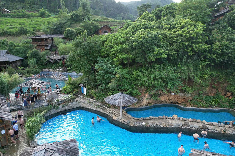 The hot spring pool system covers over 600 square meters wide, including pools with average temperatures ranging between 38 and 42 degrees Celsius (Photo: Cuong Hai)