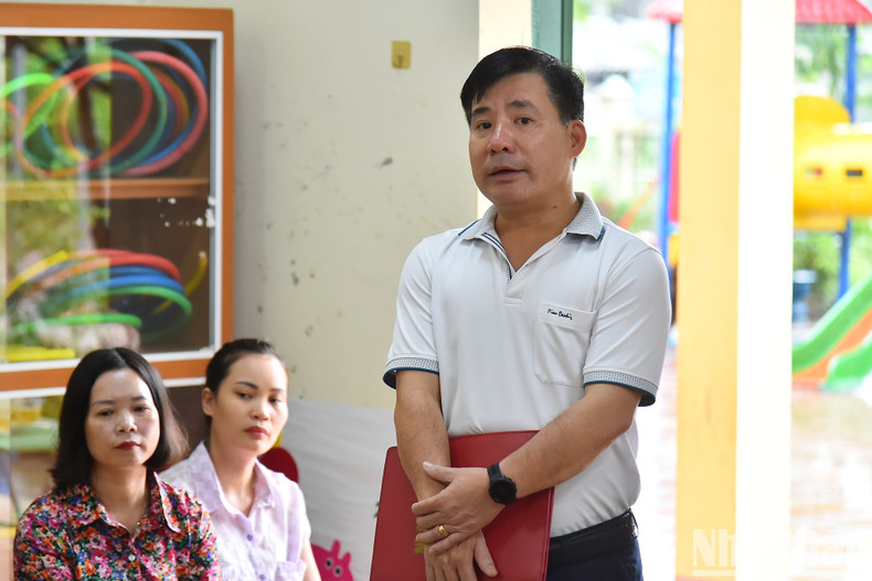 Journalist Nguyen Thanh Tam, Head of the Representative Office of Nhan Dan Newspaper in Lao Cai Province, speaks at the ceremony.
