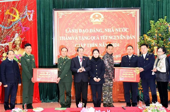 Vice Chairman of the National Assembly Nguyen Duc Hai presents gifts to officers and soldiers at the Chi Lang Border Guard Station (Photo: NDO)