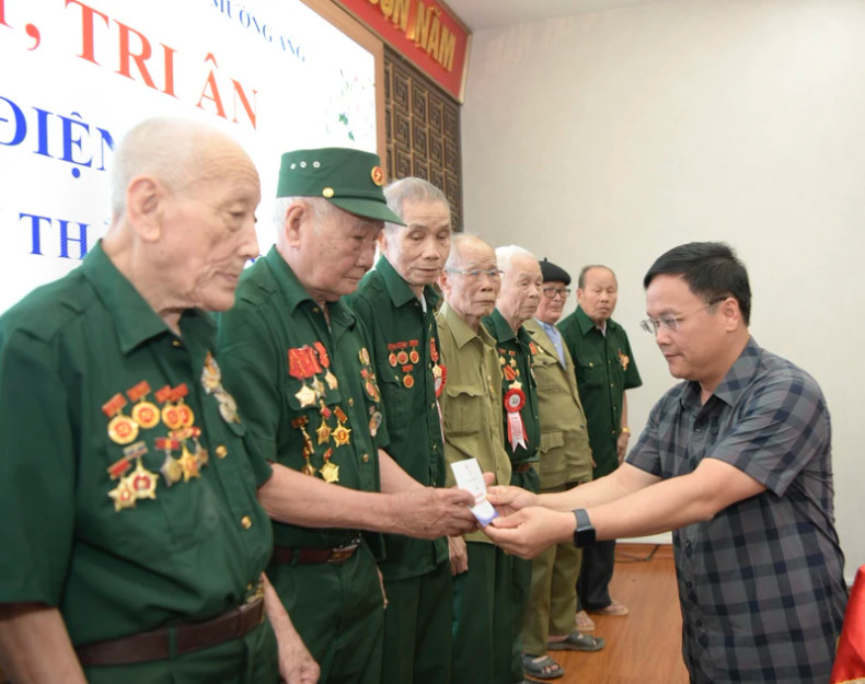 Gifts presented to soldiers who fought in the Dien Bien Phu Campaign at a meeting held in Dien Bien on May 5