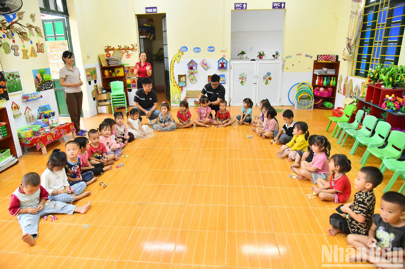 Gifts presented to children of Hop Thanh Kindergarten.