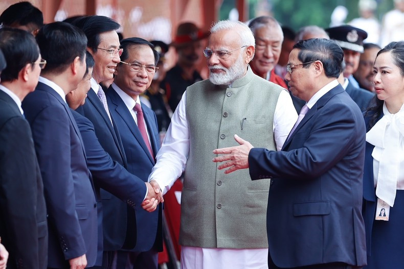 Prime Minister Pham Minh Chinh introduces leaders of Vietnamese ministries and sectors to Indian Prime Minister Narendra Modi Prime Minister Pham Minh Chinh introduces leaders of Vietnamese ministries and sectors to Indian Prime Minister Narendra Modi