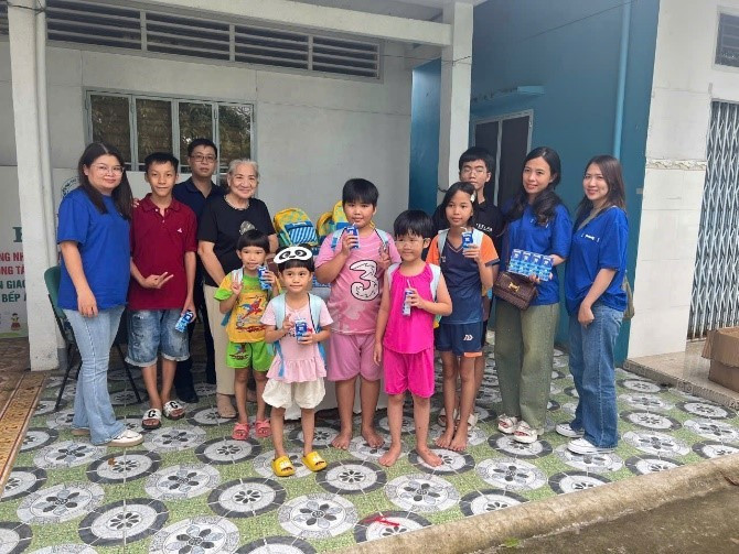 Representatives from Vinamilk present gifts to disadvantaged children in Can Tho City. Representatives from Vinamilk present gifts to disadvantaged children in Can Tho City.