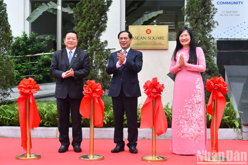 (From left) ASEAN Secretary-General Kao Kim Hourn, Vietnamese Foreign Minister Bui Thanh Son, and Acting Director of the Diplomatic Academy of Vietnam Pham Lan Dung cut the ribbon to inaugurate the ASEAN Square.