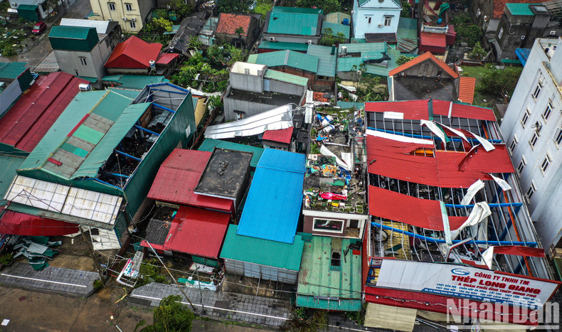 Heavy rain and strong winds knocked down hundreds of metres of walls and fences and caused many houses to lose roofs in Quang Ninh Province Heavy rain and strong winds knocked down hundreds of metres of walls and fences and caused many houses to lose roofs in Quang Ninh Province
