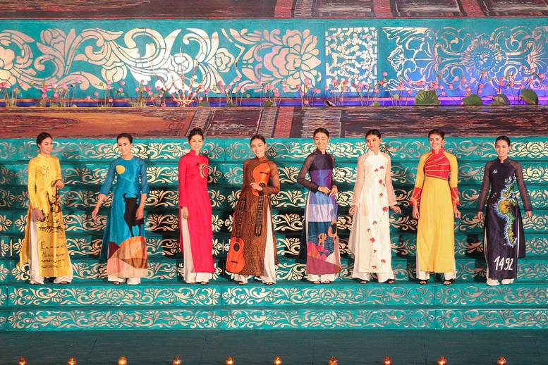 Ao Dai Festival has formed part of the Hue Festival, which gathers various collections of dress by famous designers. (Photo: VGP) Ao Dai Festival has formed part of the Hue Festival, which gathers various collections of dress by famous designers. (Photo: VGP)