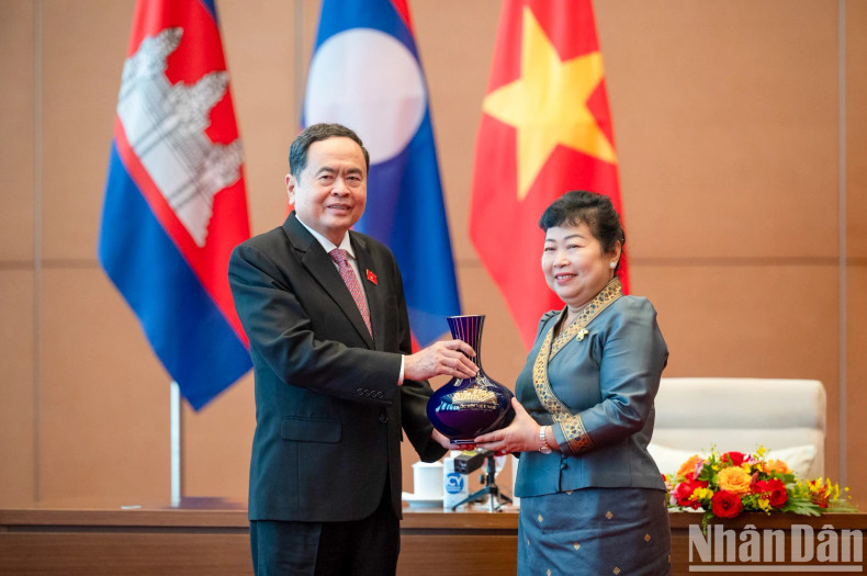 NA Chairman Tran Thanh Man presents a gift to Lao Women's Union President Aly Vungnobountham. NA Chairman Tran Thanh Man presents a gift to Lao Women's Union President Aly Vungnobountham.