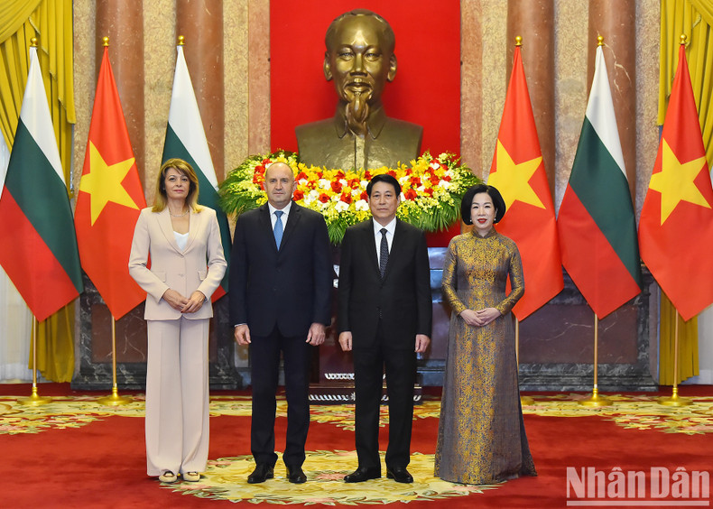 President Luong Cuong and his spouse welcome Bulgarian President Rumen Radev and his spouse at the official welcome ceremony. President Luong Cuong and his spouse welcome Bulgarian President Rumen Radev and his spouse at the official welcome ceremony.