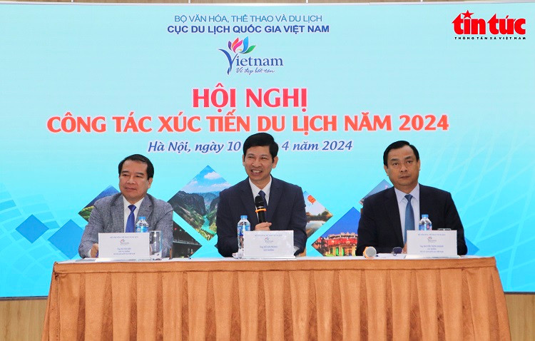 Deputy Minister of Culture, Sports and Tourism Ho An Phong (C) speaking at the press conference (Photo: VNA)