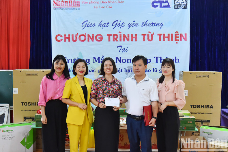 The delegation delivers refrigerators, televisions, and necessities worth a total of nearly 50 million VND to Hop Thanh Kindergarten.