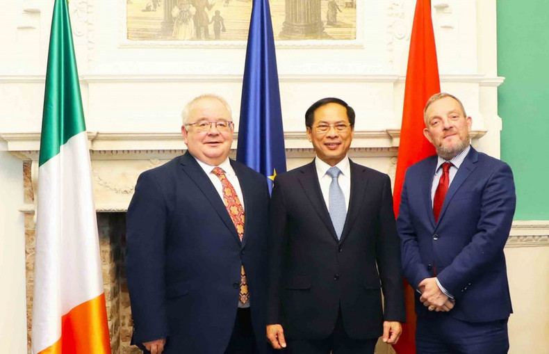 Vietnamese Minister of Foreign Affairs Bui Thanh Son and Cathaoirleach of Seanad Éireann (speaker of the upper house) Jerry Buttimer, and Ceann Comhairle of Dáil Éireann (speaker of the lower house) Seán Ó Fearghaíl. (Photo: VNA) Vietnamese Minister of Foreign Affairs Bui Thanh Son and Cathaoirleach of Seanad Éireann (speaker of the upper house) Jerry Buttimer, and Ceann Comhairle of Dáil Éireann (speaker of the lower house) Seán Ó Fearghaíl. (Photo: VNA)