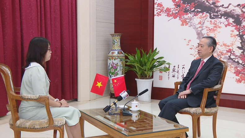 Chinese Ambassador to Vietnam Xiong Bo grants an interview to the Vietnam News Agency's reporter. (Photo: VNA)
