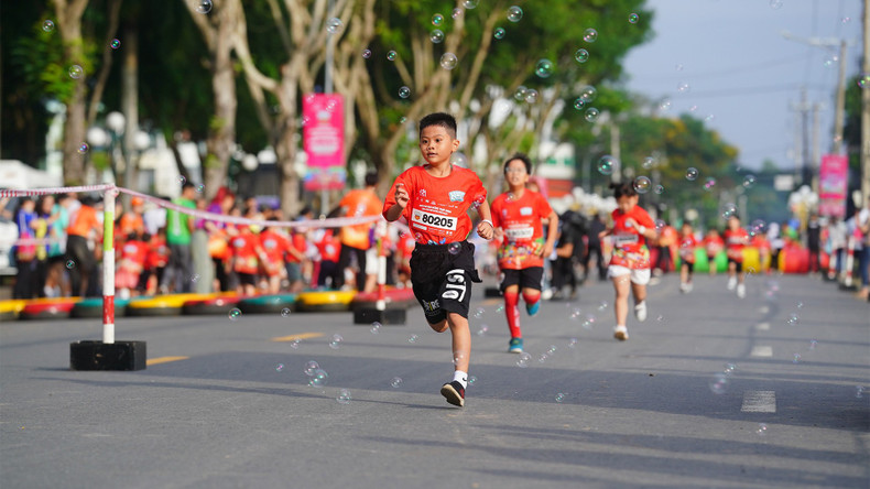The participants competed in four distances: 42km, 21km, 10km, and 5km, while those aged from 6 to 10 joined the 800m run.