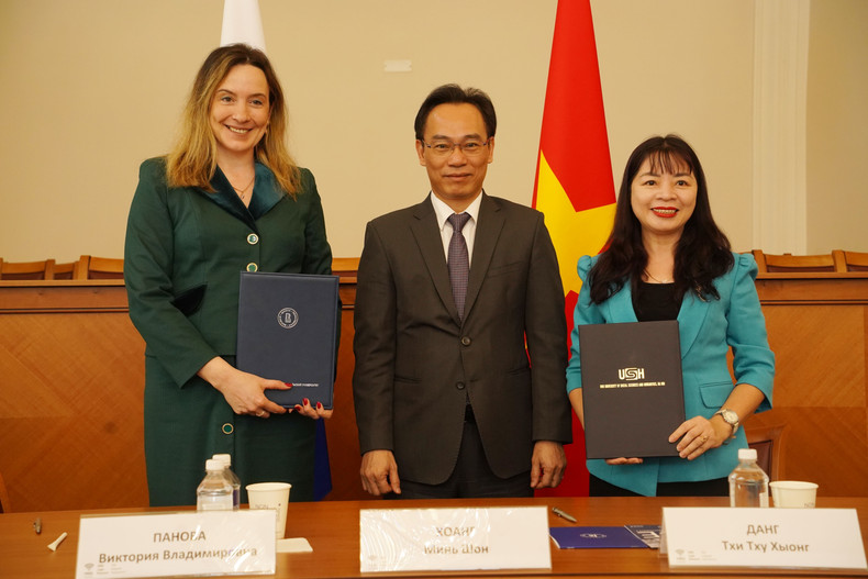 Representatives of the VNU University of Social Sciences and Humanities and the National Research University Higher School of Economics University (HSE) sign a collaboration agreement. (Photo: VNA)