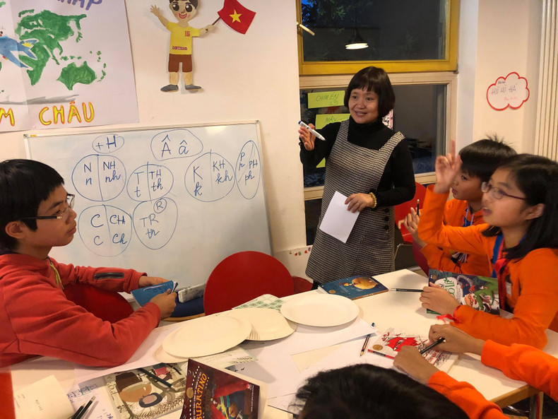 Dr. Nguyen Thuy Anh teaching Vietnamese language to students in Germany. (Photo: Nguyen Thuy Anh’s Files)