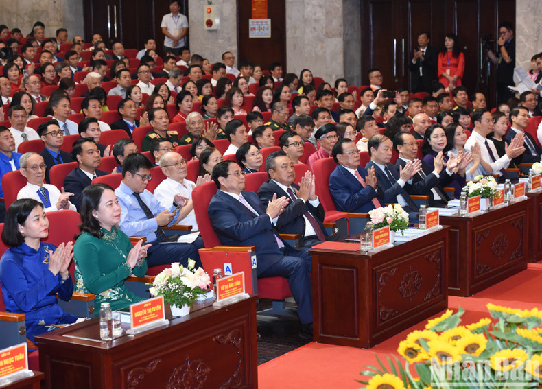 The event was attended by Prime Minister Pham Minh Chinh, who is also Chairman of the Central Emulation and Commendation Council; Vice President Vo Thi Anh Xuan; leaders of the Party, State and Vietnam Fatherland Front Committee; and revolutionary contributors.
