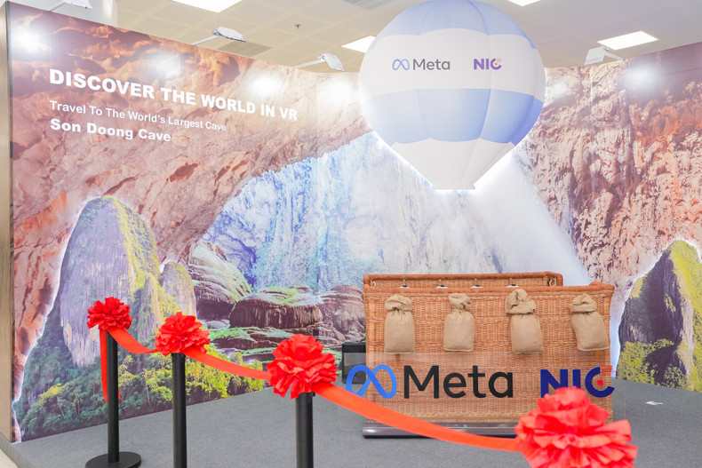 At the Meta Platforms, Inc. booth, visitors can experience culture tourism and entertainment using Meta's Quest headsets.